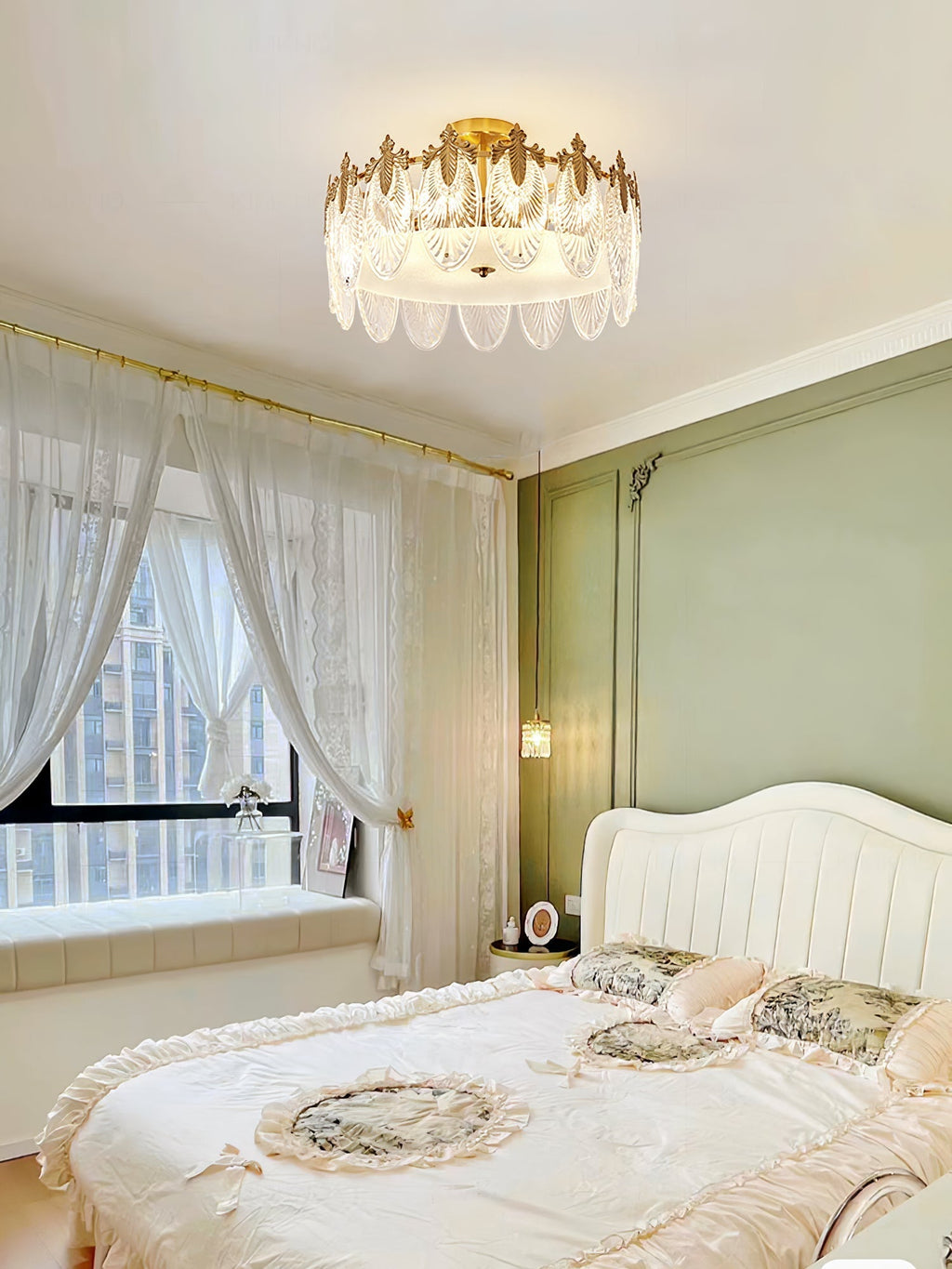 Lustra Chandelier Glass Petals Gold Frame Round