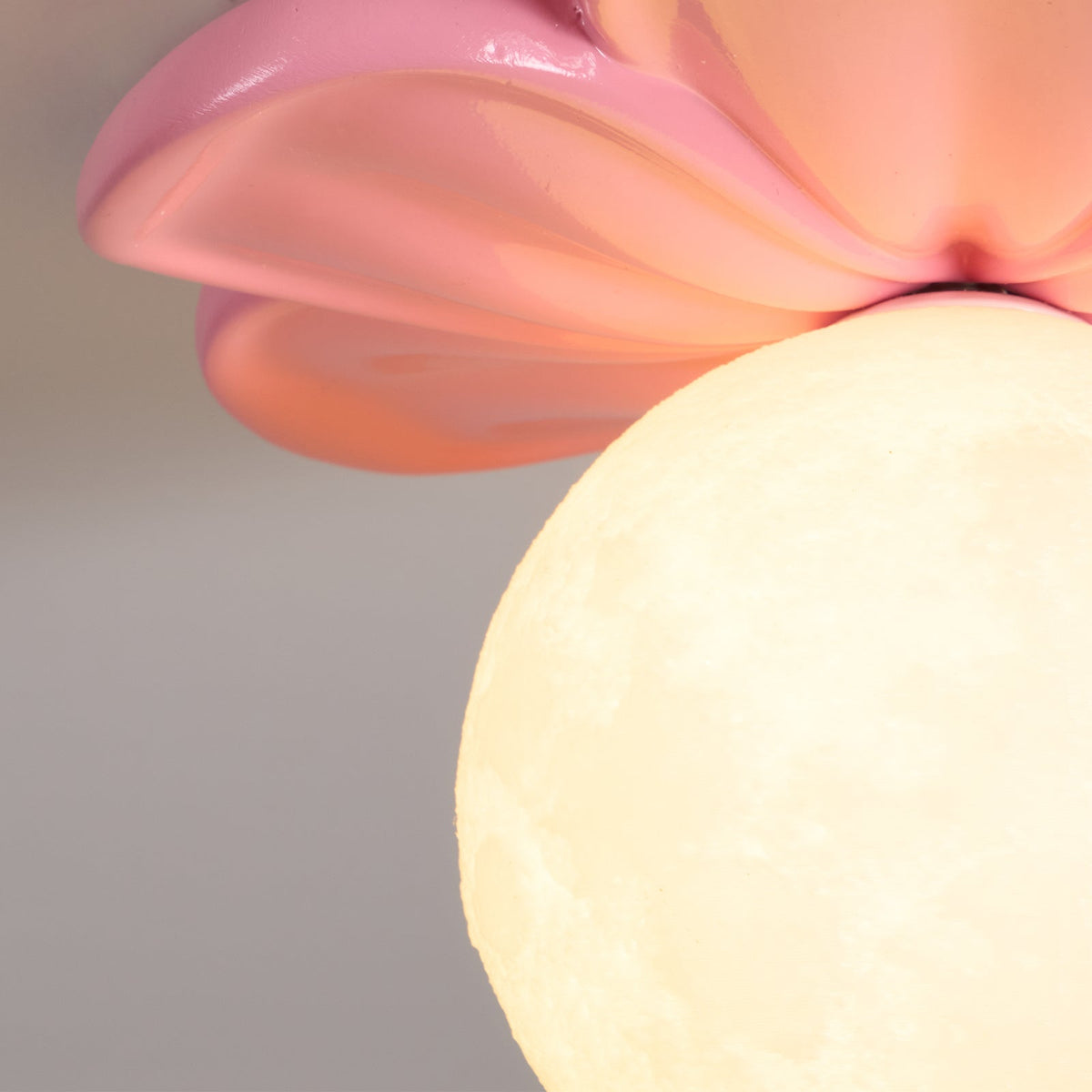 Quip Individual Creativity Bloom Flower Resin Ceiling Lamp