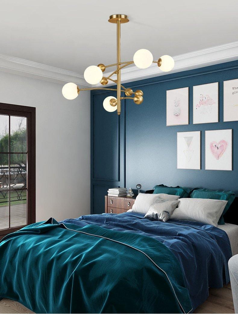 Lustra Chandelier Brass Vertical Beam Globe