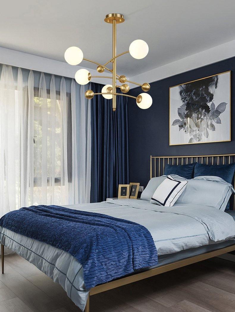 Lustra Chandelier Brass Vertical Beam Globe