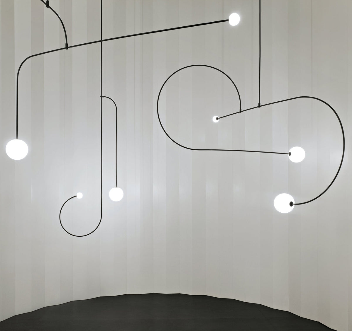 Lustra Chandelier Mobile Black Minimalist