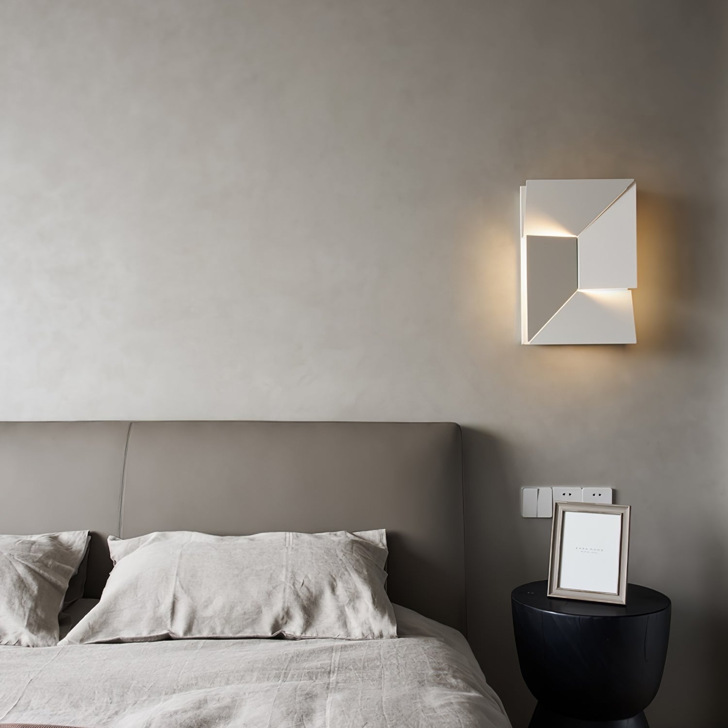 Zoliria Shadows Rechargeable Grand Sconce Wall lamp