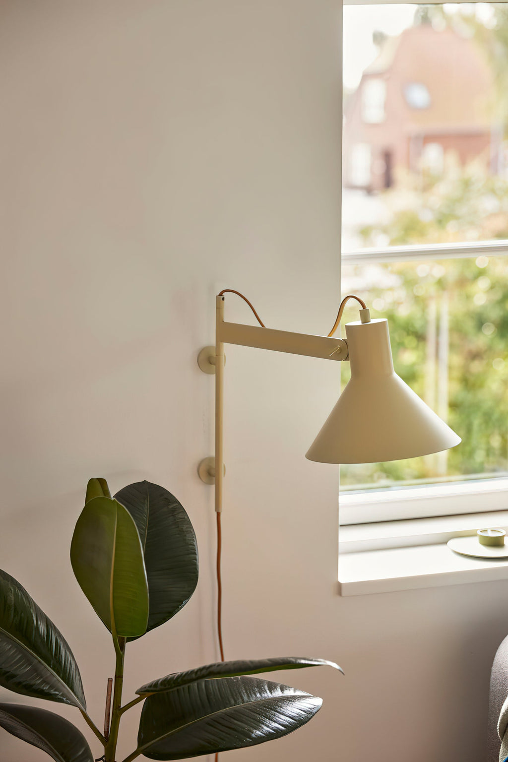 Ivela Modern Minimalist Plug-In Wall Lamp