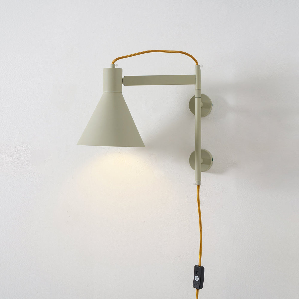 Ivela Modern Minimalist Plug-In Wall Lamp