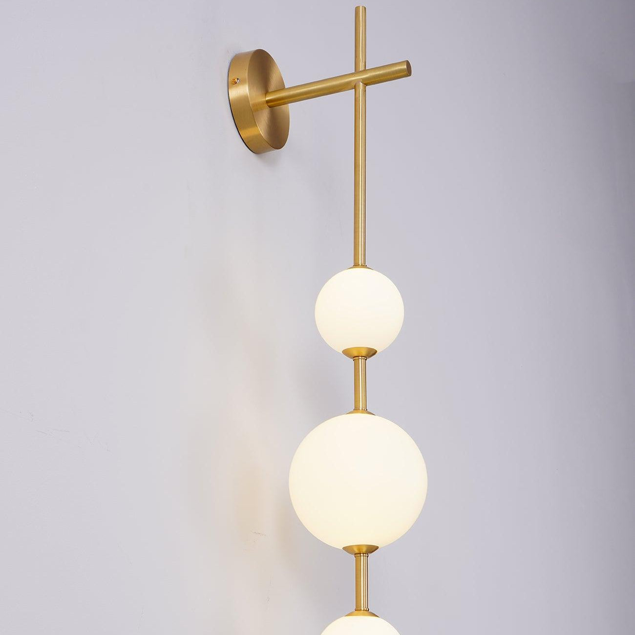Lustra Wall Lamp Vertical Globe Minimalist